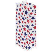 Rote und blaue Sterne, 4. Juli, weißer Hintergrund Geschenktüte Für Weinflaschen (Vorderseite Schrägansicht)