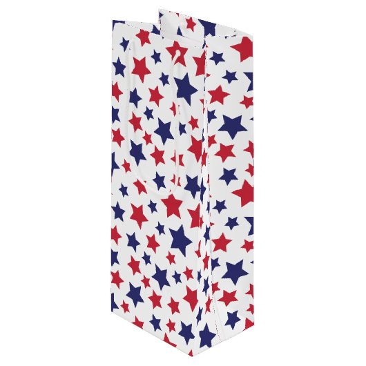 Rote und blaue Sterne, 4. Juli, weißer Hintergrund Geschenktüte Für Weinflaschen (Vorderseite Schrägansicht)
