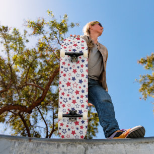 Rote und blaue Sterne, 4. Juli, weißer Hintergrund Skateboard