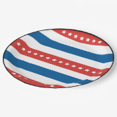 Rote und blaue Streifen mit weißen Sternen Pappteller (Schrägansicht)