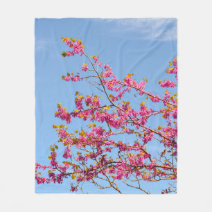 ROTE UND GELBE BLUME UNTER BLAUEM HIMMEL FLEECEDECKE