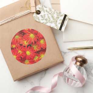 Rote und gelbe Blumen 1 Runder Aufkleber