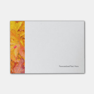 Rote und gelbe dekorative Ahornblätter fallen Post-it Klebezettel