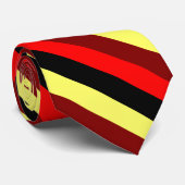 Rote und gelbe gestreifte Krawatte schwarzen (Gerollt)