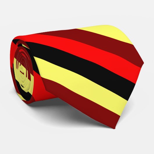Rote und gelbe gestreifte Krawatte schwarzen (Gerollt)