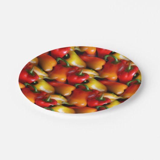 Rote und gelbe Paprikaschoten Pappteller (Schrägansicht)