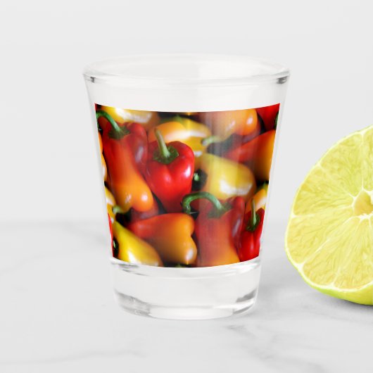 Rote und gelbe Paprikaschoten Schnapsglas (Vorderseite)