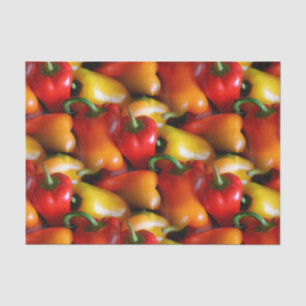 Rote und gelbe Paprikaschoten Seidenpapier