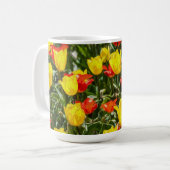 Rote und gelbe Tulissen Kaffeetasse (Vorderseite Links)