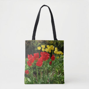 Rote und gelbe Tulpen auf einer großen Tragetasche Tasche