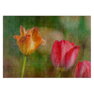Rote und gelbe Tulpen auf texturiertem Hintergrund Schneidebrett