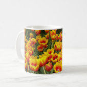 Rote und gelbe Tulpen Kaffeetasse (Vorderseite Links)