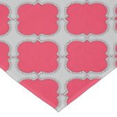 Rote und graue Quatrefolien Tischdecke (Schrägansicht)