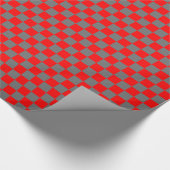 Rote und graue Schachbrettquadrate Geschenkpapier (Ecke)