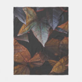 ROTE UND GRÜNE BLÄTTER AUF SCHWARZEM HINTERGRUND FLEECEDECKE (Vorderseite)
