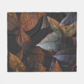 ROTE UND GRÜNE BLÄTTER AUF SCHWARZEM HINTERGRUND FLEECEDECKE (Vorderseite (Horizontal))