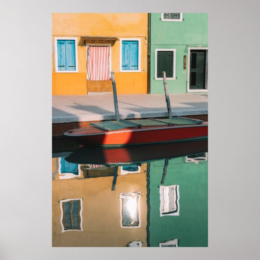 ROTE UND GRÜNE BOOTDOCKING AUF DEM DOCK POSTER (Vorne)