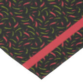 Rote und grüne Chilis auf schwarz-zartem mexikanis Tischdecke (Schrägansicht)