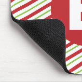 Rote und grüne diagonale Nadelstreifen-Monogramm Mousepad (Ecke)