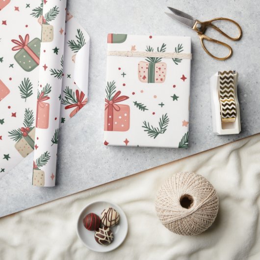 Rote und grüne Geschenke mit Kiefernzweigen als We Geschenkpapier (Kunsthandwerk)