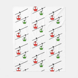 Rote und grüne Gondeln auf weißer Decke