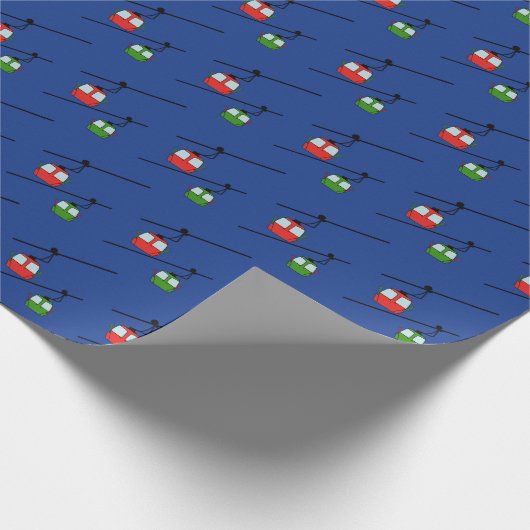 Rote und grüne Gondeln mit blauen Skiern Geschenkpapier (Ecke)