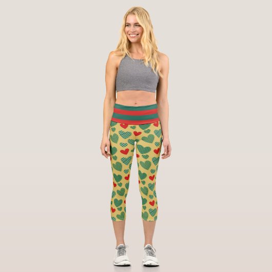 Rote und grüne Herzen Capri Leggings (Vorderseite)