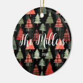 Rote und grüne Karierte Weihnachtsbäume auf Schwar Keramik Ornament (Links)