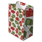 Rote und grüne Mitten mit Schneeflocken Weihnachte Mittlere Geschenktüte (Rückseite Schrägansicht)