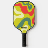 Rote und grüne Retrowellen Moderne Monogramme Pickleball Schläger (Vorderseite)