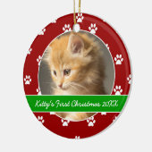 Rote und grüne Tatze druckt das erste Weihnachten Keramikornament (Links)