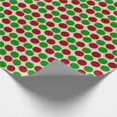 Rote und grüne Urlaubspunkte auf Tan Geschenkpapier (Ecke)