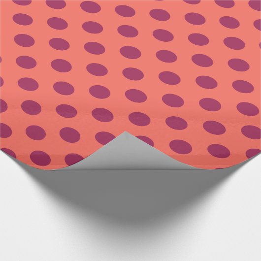 Rote und lebende Korallenpolka-Punkte Geschenkpapier (Ecke)