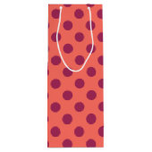 Rote und lebende Korallenpolka-Punkte Geschenktüte Für Weinflaschen (Rückseite)