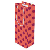 Rote und lebende Korallenpolka-Punkte Geschenktüte Für Weinflaschen (Vorderseite Schrägansicht)