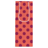 Rote und lebende Korallenpolka-Punkte Geschenktüte Für Weinflaschen (Vorderseite)