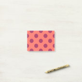 Rote und lebende Korallenpolka-Punkte Post-it Klebezettel (Auf Schreibtisch)