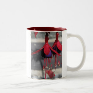 Rote und lila Blume mit Regentropfen Zweifarbige Tasse