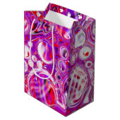 Rote und Lila Fluid Art Mittlere Geschenktüte (Rückseite Schrägansicht)