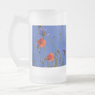 Rote und lila Rose, die sich einem blauen Himmel u Mattglas Bierglas