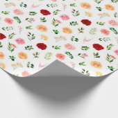 Rote und orangefarbene Blumen mit Blattmuster Geschenkpapier (Ecke)