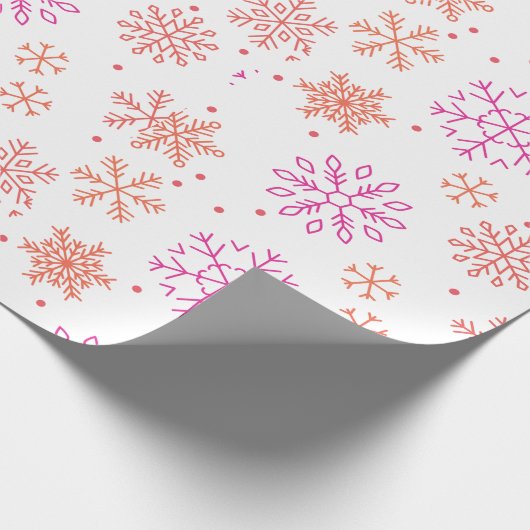 Rote und orangefarbene Schneeflocken Moderne Weihn Geschenkpapier (Ecke)