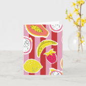 rote und rosa gestreifte Karte mit tropischen Früc (Gelbe Blume)