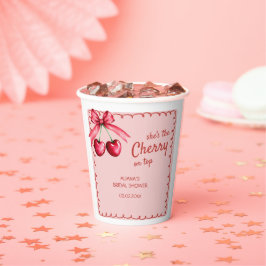 Rote und rosa Kirsche auf dem Brautparty der obere Pappbecher