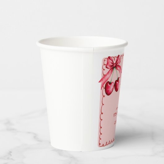 Rote und rosa Kirsche auf dem Brautparty der obere Pappbecher (Rechts)
