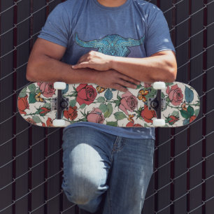 Rote und rosa Rosen mit Blättern und Monarchfalter Skateboard