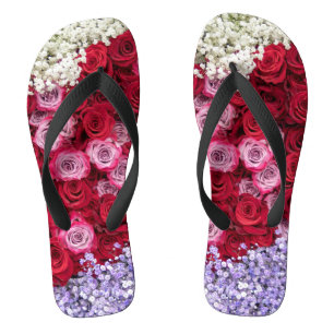 Rote und rosa Rosen mit farbenfroher Gypsophila Badesandalen