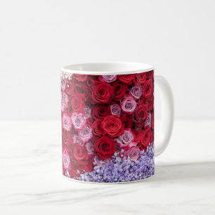 Rote und rosa Rosen mit farbenfroher Gypsophila Kaffeetasse