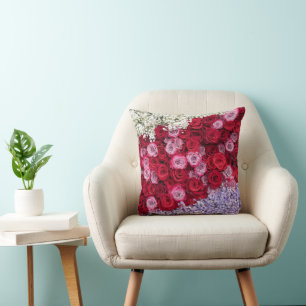 Rote und rosa Rosen mit farbenfroher Gypsophila Kissen