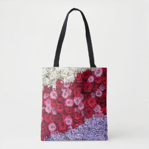 Rote und rosa Rosen mit farbenfroher Gypsophila Tasche